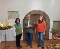 Bild: dob
Frauenbundvorsitzende Michaela Schuller (links) und Vorstandsmitglied Anneliese Mittelmeier (rechts) überbringen Rathauschef Andreas Wutzlhofer 250 Euro aus dem Erlös des Glühwein- und Lebkuchenverkaufs beim Patrozinium in der Dorfkirche.