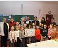 Bild: fvo
Die gewonnene Dorfheldenwette bringt 3000 Euro für die Waldthurner Schule und Kita. Die Schülerinnen und Schüler der dritten Klasse freuen sich über den Gewinn, den Markus Windisch (hinten, Dritter von rechts) von der Bayernwerk Netz GmbH übergibt.