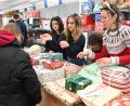 Bild: gf
Die jungen Damen des Erasmus-Gymnasiums halfen mit, die von ihrer Schule liebevoll eingewickelten Weihnachtspakete zu verteilen.