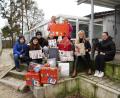 Bild: kaz
Adrian Scharnagl, Jenny Schlicht, Simon Hoschek, Emily Schreiner, Pia Männer, Schulleiterin Claudia Strobel-Dietrich, Schulhündin "Indra" und Alina Kreuzer (von links) übergaben die Spende an Christina Kreuzer (Vierte von rechts) vom Tierheim Tirschenreuth.