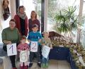 Bild: Kinderhaus &quot;Unsere Liebe Frau&quot; Tirschenreuth/exb
Kinderhausleiterin Monika Zeitler, Elternbeiratssprecherin Ilona König und Julia Malzer (von links) sowie die Kinder Klara, Benno und Toni (vorne, von links) freuten sich über die Spendensumme.