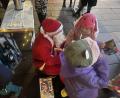 Bild: srm
Bei den jüngeren Gästen kam vor allem der Weihnachtsmann gut an. Dank der zahlreichen Spenden hatte er auch für jedes Kind ein passendes Geschenk.
