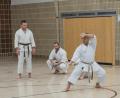 Bild: Martin Groetsch/exb
Mohammed Abu Wahib demonstriert in Vohenstrauß verschiedene Karate-Techniken.