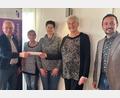 Bild: u
Zur Unterstützung der Arbeit des evangelischen Seniorenkreises übergibt Stadtrat Rudi Wild einen 300-Euro-Scheck der Stadt Hirschau (von links): Stadtrat Rudi Wild, stellvertretende Seniorenkreisleiterin Gabriele Heuberger, Stadträtin Hildegard Gebhardt, Seniorenkreisleiterin Ingrid Schlosser und Pfarrer Stefan R. Fischer.