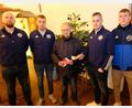 Bild: do
Andreas Steinl (Mitte) dankt im Namen der Kinderkrebshilfe für die Spende der FC-Fußballer Korbinian Gmelch und Stefan Herbert (von links) und von Nikolas Wiesnet und Michael Diepold (von rechts), die aus den Mannschaftskassen und im Auftrag der Ultras insgesamt 350 Euro überreichten.