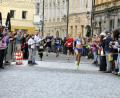 Bild: Hubert Ziegler
Domenika Mayer von LG Telis Finanz Regensburg überquert die Ziellinie: Sie siegte im Hobbylauf über 5000 Meter und im Hauptlauf bei den Damen über 7,5 km.