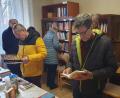 Bild: mas
Die neue Bibliothek im Kloster St. Felix findet großes Interesse. Zur Eröffnung informierten sich viele Besucher über das Angebot an religiöser Literatur.