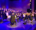 Bild: ero
Alle Chöre und das Orchester beschlossen das Konzert im ACC mit "Stille Nacht".
