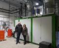 Bild: rn
Josef Dobmeier und Sabine Koppe (von links) stehen vor dem neuen Blockheizkraftwerk der Firma Kerafol in Eschenbach. Drei steuerbare Brennöfen decken hier ab sofort den Spitzenlastbedarf des Herstellers von keramischen Folien und Filtern ab.