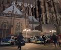Bild: Sascha Thelen/dpa
Einsatzfahrzeuge der Polizei stehen vor dem Kölner Dom.