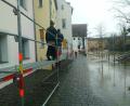 Bild: tk
Der Hochwasser-Steg war an Heiligabend um 13 Uhr an der Schiffgasse fertig aufgebaut. Danach stieg das Wasser in Amberg aber nicht mehr. Der Pegel der Vils sinkt zwar langsam, aber er sinkt.