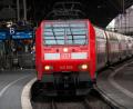 Bild: Thomas Banneyer/dpa/Archivbild
Ein Regionalzug fährt im Kölner Hauptbahnhof ein.