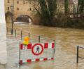 Bild: Wolfgang Steinbacher
Weihnachtsfeiertage 2023 mit mächtigem Hochwasser in der Region Amberg. Die Vils trat über die Ufer und schwappte hier bei der Amberger Stadtbrille auf Wege und Straßen. In der Nacht zum 1. Weihnachtsfeiertag sanken die Pegelstände zum Glück etwas.