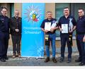 Bild: PI Schwandorf/exb
Der Schwandorfer Polizeichef Reiner Wiedenbauer (von links) und OB Andreas zeichnete Thomas Faderl und Christian Reinhardt aus. Rechts der stellvertretende Leiter der Inspektion, Florian Meier.
