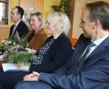 Bild: Rudi Gruber
Hier schauen (von links) Bürgermeister Hans-Jürgen Strehl, Stefanie Lutye-Küst, Manon Endres und Schulamtsdirektor Stephan Tischer einer Darbietung der Kinder zu.