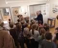 Bild: Melanie Wenisch/exb
Im Zuge der Aktion zum Thema Herbergssuche besuchten Konnersreuther Kinder auch das Theres-Neumann-Museum. Dort erhielten sie eine Führung von Manfred Grüssner.