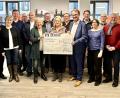 Bild: Thomas Retzer/exb
Bei der Spendenübergabe (von links): Andreas Reindl und Erich Übler (beide Vorstand VR-Bank Amberg-Sulzbach), Hildegard Geismann (Dritte Bürgermeisterin von Sulzbach-Rosenberg), Marco Kind (Selbsthilfegruppe Krebskranker Kinder), Pfarrer Thomas Schertl (Evangelische Kirchengemeinde Illschwang), Michael Cerny (Oberbürgermeister Stadt Amberg), Erwin Gräml (BRK-Kreisverband Amberg-Sulzbach), Marianne Gutwein (Sozialdienst katholischer Frauen), Hans Paulus (katholische Kirchenstiftung St. Georg), Dieter Paintner (Vorstand VR-Bank Amberg-Sulzbach), Kornelia Schmid (Pflegende Angehörige), Henner Wasmuth (Jugendfeuerwehr Amberg-Sulzbach), Barbara Cosima Frey (Kulturamt Stadt Amberg), Bernhard Saurenbach (Amberger Tafel), Gerhard Fröhler (Hospizverein) und Martin Sachsenhauser (Vorstand VR Bank Amberg-Sulzbach).