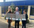 Bild: Liebensteiner Kartonagenwerk/exb
Liesa Weiß (links), Organisatorin des Mitarbeiter-Weihnachtsmarktes, übergab Geschäftsführerin Marion Forster eine Spende in Höhe von 5000 Euro an Herbert Putzer von der Kinderkrebshilfe Oberpfalz Nord.