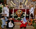 Bild: R. Kreuzer
Die Kinder- und Jugendgruppen spielen noch vor der Bescherung in der Maria Waldrastkirche die Geschichte der Herbergssuche.