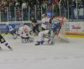 Bild: Elke Englmaier
Wilde Szenen gab es mitunter im Oberliga-Top-Spiel zwischen den Blue Devils Weiden und dem Deggendorfer SC zu sehen.