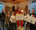 Bild: gri
Spendenübergabe nach der Wünschebaum-Aktion (von links): Alexander Freller, Johanna Nübler, Ramona Freller, Peter Meßmann, Isa Dotzler, Johannes Dotzler und Stefan Dotzler.