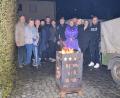 Bild: ak
Herbert und Karin Brilla (von links) feiern jedes Jahr mit der Familie, Freunden und Nachbarn die Wintersonnenwende mit einem Feuer und danach in gemütlicher Runde