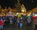 Bild: Wolfgang Steinbacher
Der Witterung zum Trotz: "Amberg singt im Advent" mit den Amberger Rathausbläsern auf dem Weihnachtsmarkt am Marktplatz.