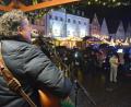 Bild: Kunz
Richie Necker lockt am Samstagabend zum Finale des Weidener Christkindlmarkts einige Besucher an.