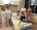 Bild: Klinikum Fichtelgebirge/exb
Strahlende Gesichter im Klinikum Fichtelgebirge: Im Bild die glückliche Familie Hollmann mit der kleinen Luisa und ihrer Schwester Marie sowie von links Ärztin Shoghik Janoyan, Krankenschwester Jasmin Haas, Säuglingsschwester Bony Rysava und Hebamme Natalie Ernstberger.