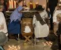 Bild: Josef Glas
Josef (Valentin Bäuml) und Maria (Marie Fischer) an der Krippe bei ihrem Kind in der voll besetzten Pfarrkirche St. Michael.