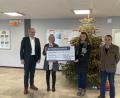 Bild: Magdalena Reger/exb
Bürgermeister Roman Schäffler (von links) und Rektorin Christine Wiesend mit Christiane Bäuml und Manfred Schreyer vom Kegelverein bei der Spendenübergabe.