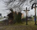 Bild: dob
Der Jahrhunderte alte Baum an den drei Kreuzen bei Waldau hielt dem Sturm an Weihnachten nicht mehr stand.