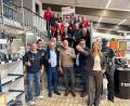 Bild: Bauzentrum Sievert/exb
Zwei Jahre vor dem 100. Geburtstag des Familienunternehmens blicken die Beschäftigten bei Sievert mit Gesellschafterin Gisela Schwarz-Bäuml (vorne, rechts) und Geschäftsführer Peter Bäuml (vorne, Dritter von links) zuversichtlich nach vorne.
