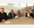 Bild: Lebenshilfe KV Tirschenreuth/exb
Mitglieder der Jury (von links, Berthold Kellner, Roland Grillmeier, Ludwig Spreitzer und Friedrich Wölfl) und die amtierende Schülersprecherin des Förderzentrums, Jana Reinl (Mitte), machen Werbung für den Inklusionspreis.