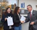 Bild: szl
Die Tourist-Information der Stadt Tirschenreuth wurde wiederholt mit dem Service-Q-Qualitätssiegel des Deutschen Tourismusverband ausgezeichnet. Bürgermeister Franz Stahl (rechts) gratulierte Tourist-Info-Leiterin Birgit Plößner und Qualitäts-Coach Katrin Demleitner (von links).