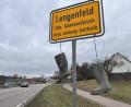 Bild: Heike Unger
Landwirte aus dem Raum Amberg-Sulzbach schließen sich dem bundesweiten Protest gegen die Politik der Ampel-Regierung an: Sie hängen Gummistiefel über Ortsschilder, wie hier am zweiten Weihnachtsfeiertag in Lengenfeld. Dort ist das Stiefelpaar inzwischen aber wieder verschwunden.