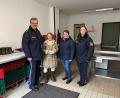 Bild: Polizei/exb
Übergabe Tafel von links: Martin Zehent als Dienststellenleiter der PI Vohenstrauß, Antonia Gruber der Tafel Vohenstrauß, Martina Rauch und Sandra Hutterer der PI Vohenstrauß.