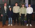 Bild: stg
Bürgermeister Roman Schäffler (links) zeichnete erfolgreiche Sportler aus: Michael Hage (von links), Kai Schmidt, Christofer Käß sowie Fabian Plannerer. Marco Wöhrl war bei der Auszeichnung verhindert.