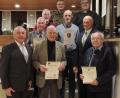 Bild: Meyfeld, RK Amberg/exb
Oberstleutnant Klaus-Peter Lackmann und Militärpfarrer Christoph Wilczak (oben von links) mit den Geehrten: Jörg Pischke, Bernd Hummel, Maik Hengmith und Vorsitzender Andreas Schulz (Mitte von links) sowie Werner Gebhard, Manfred Hörmannsdorfer und Alfred Daucher (vorne von links).