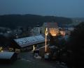 Bild: nza
Mit über 4500 Lichtern ziert der Christbaum der Thumsenreuther Jugend in den Abendstunden den Ort.