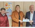 Bild: wec
500 Euro vom Verkauf gebastelter Sterne und von Glühwein übergeben Elisabeth Vogl und der Ortsheimatpfleger und Organisator der Krippenschau, Hans-Georg Hierl, an Pastoralreferentin Kathrin Blödt.