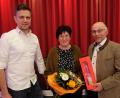 Bild: do
Verbunden mit nachträglichen Glückwünschen zu runden Geburtstagen des Bürgermeister-Ehepaares dankte zweiter Bürgermeister Roland Hörl (li) Elisabeth Nickl. "Hinter jedem erfolgreichen Mann steht eine kluge und verständnisvolle Frau"!