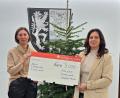 Bild: Landratsamt Tirschenreuth/exb
"Lichtblicke"-Schirmherrin Claudia Grillmeier (rechts) freut sich über den 5000-Euro-Spendenscheck von Viola Vogelsang-Reichl, Geschäftsführende Verlegerin von Oberpfalz-Medien.