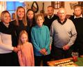 Bild: fvo
Herta Stahl (vorne, Mitte) feiert mit Familie und Gästen ihren 80. Geburtstag.