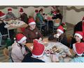 Bild: Sabine Rappl/exb
Schüler der 6. Klasse der Partnerschule aus Tachov und Schüler der 6. Klasse der Mittelschule beim Genießen ihrer zuvor gemeinsam gebackenen Pfefferkuchen.