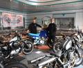 Bild: ubb
Im ehemaligen Verkaufsladen der Metzgerei Fischer stehen nun die Motorräder von Robert Fischer und seiner Frau Mona Löw. Der ehemalige Metzger restauriert schon seit Jahren vielerlei Motorradmarken oder baut diese individuell um. Dieses Hobby möchte er nach der Betriebsaufgabe nun im Nebenerwerb unter dem Namen „Scorpio-Edition“ ausbauen.