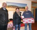 Bild: fvo
Frauenbundvorsitzende Sieglinde Zielbauer, Truckerfahrer Ludwig Wüst (rechts) aus Georgenberg und Bürgermeister Josef Beimler verladen die Waldthurner Weihnachtspakete.