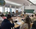 Bild: Köppl-Rötzer/exb
Der Schriftsteller Nevfel Cumart gestaltet mit der 10. Klasse der Doktor-Eisenbarth Mittelschule eine inspirierende Schreibwerkstatt.
