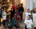 Bild: Gemeinde St. Dionysius
Die Engel haben die frohe Botschaft verkündet (rechts im Bild), die Hirten haben zum Kind gefunden (Bildmitte), Maria und Josef heißen alle willkommen.