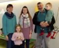 Bild: lep
Kindergartenleiterin (links) Daniela Dimler bedankte sich im Namen aller Gruppen bei Hanna Kirsch (Mitte vom Elternbeirat) und Josef Schreglmann (rechts Förderverein) für die Spende zu Weihnachten.